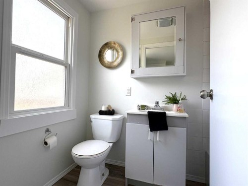 5129 48 Avenue, Ponoka, AB - Indoor Photo Showing Bathroom