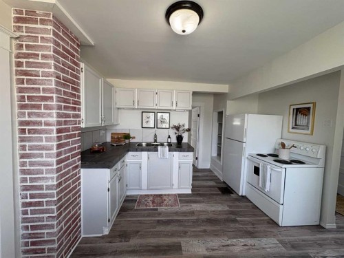 5129 48 Avenue, Ponoka, AB - Indoor Photo Showing Kitchen