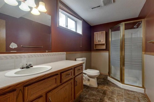 24 Bruns Bay, Lacombe, AB - Indoor Photo Showing Bathroom