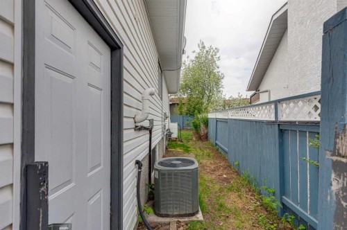 24 Bruns Bay, Lacombe, AB - Outdoor With Exterior