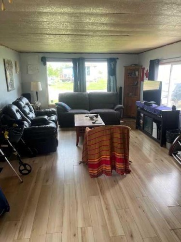 4445 Park Cresent, Coronation, AB - Indoor Photo Showing Living Room