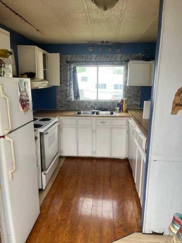 4445 Park Cresent, Coronation, AB - Indoor Photo Showing Kitchen With Double Sink