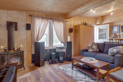29A-10046 Township Road 422, Rural Ponoka County, AB - Indoor Photo Showing Living Room