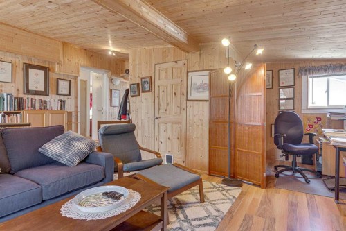 29A-10046 Township Road 422, Rural Ponoka County, AB - Indoor Photo Showing Living Room