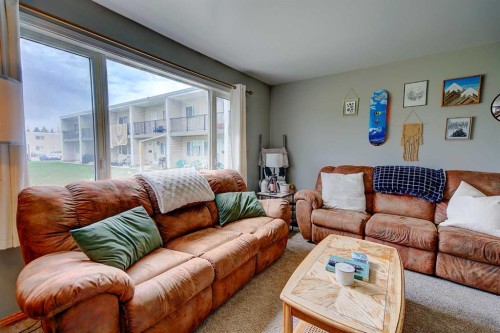 504-4719 33 Street, Red Deer, AB - Indoor Photo Showing Living Room