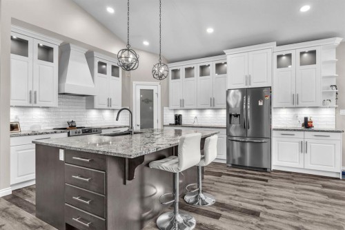 5052 Lakeshore Drive, Sylvan Lake, AB - Indoor Photo Showing Kitchen With Upgraded Kitchen
