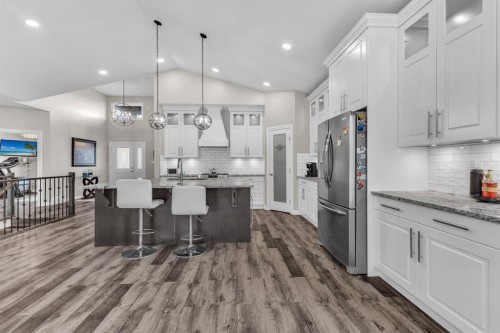 5052 Lakeshore Drive, Sylvan Lake, AB - Indoor Photo Showing Kitchen With Upgraded Kitchen