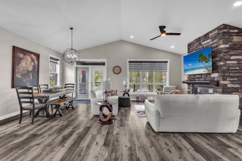 5052 Lakeshore Drive, Sylvan Lake, AB - Indoor Photo Showing Living Room