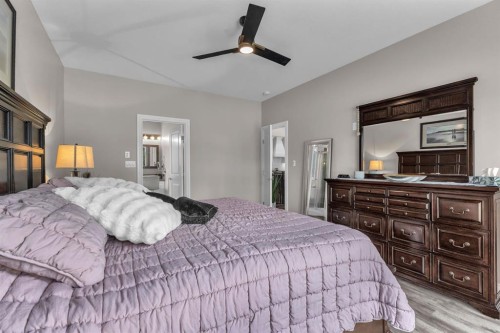 5052 Lakeshore Drive, Sylvan Lake, AB - Indoor Photo Showing Bedroom