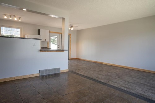 5607 48 Avenue, Lacombe, AB 