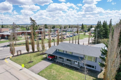 5607 48 Avenue  Lacombe, AB T4L 1M7