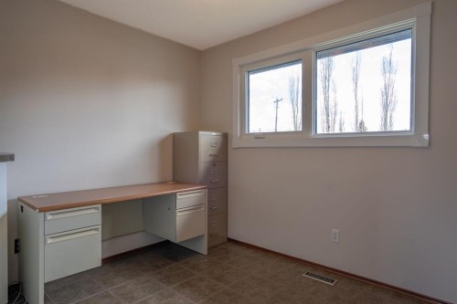 5607 48 Avenue, Lacombe, AB 