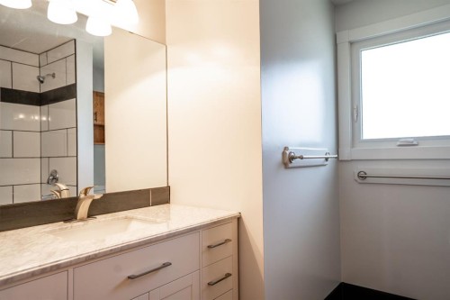 5607 48 Avenue, Lacombe, AB 