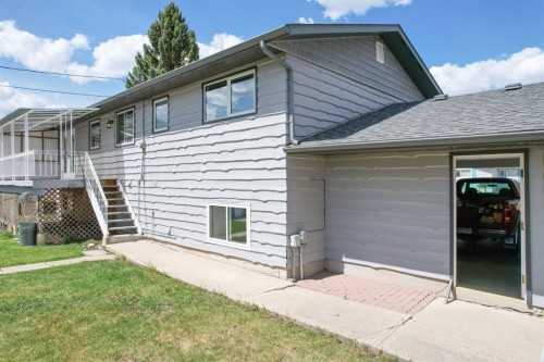 5607 48 Avenue, Lacombe, AB 