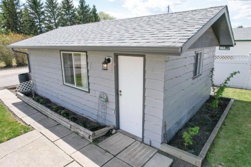 5607 48 Avenue, Lacombe, AB 