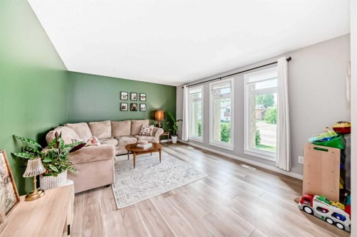 8 Haliburton Crescent, Red Deer, AB - Indoor Photo Showing Living Room