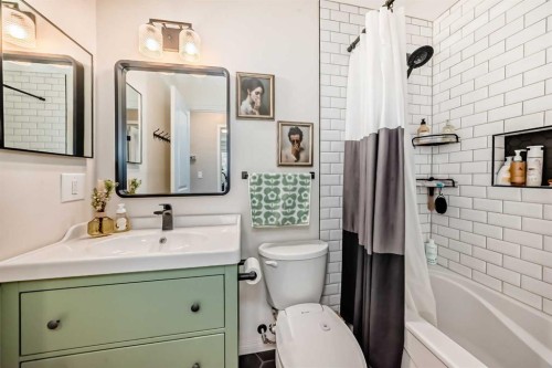 8 Haliburton Crescent, Red Deer, AB - Indoor Photo Showing Bathroom