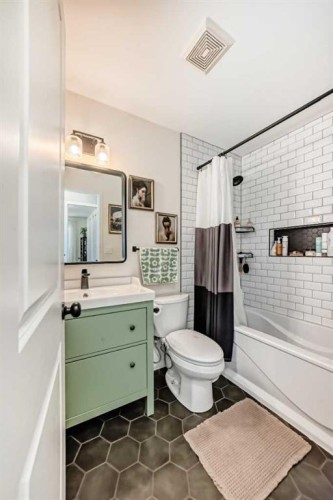 8 Haliburton Crescent, Red Deer, AB - Indoor Photo Showing Bathroom