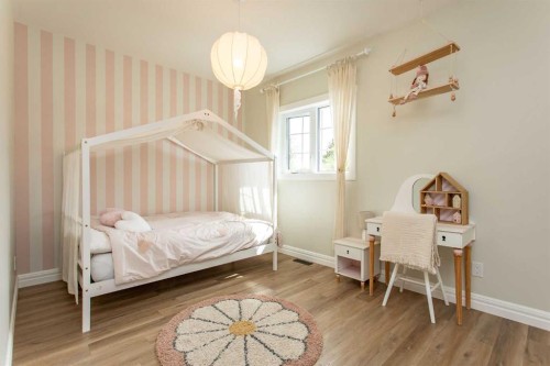 122 Oliver Avenue, Gull Lake, AB - Indoor Photo Showing Bedroom