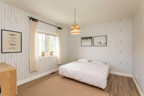 122 Oliver Avenue, Gull Lake, AB - Indoor Photo Showing Bedroom
