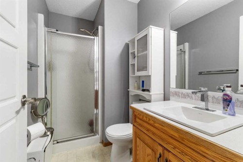 10 Kingston Drive, Red Deer, AB - Indoor Photo Showing Bathroom