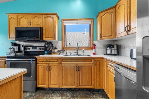 10 Kingston Drive, Red Deer, AB - Indoor Photo Showing Kitchen With Double Sink