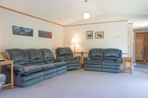 201 433042 Range Road 221, Rural Ponoka County, AB - Indoor Photo Showing Living Room