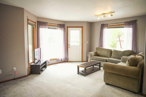 4525 49 Avenue, Hardisty, AB - Indoor Photo Showing Living Room