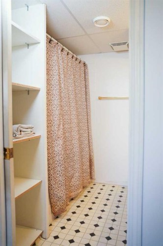 4525 49 Avenue, Hardisty, AB - Indoor With Storage