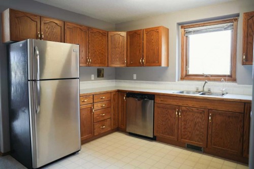 4525 49 Avenue, Hardisty, AB - Indoor Photo Showing Kitchen With Double Sink