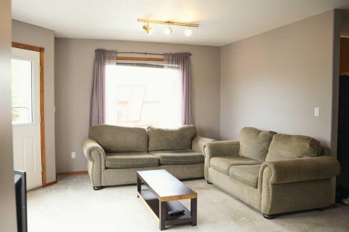 4525 49 Avenue, Hardisty, AB - Indoor Photo Showing Living Room