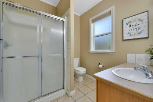 1 Spruce Close, Lacombe, AB - Indoor Photo Showing Bathroom