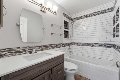 71 Long Close, Red Deer, AB - Indoor Photo Showing Bathroom