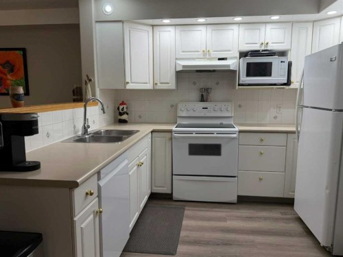 327-4805 45 Street, Red Deer, AB - Indoor Photo Showing Kitchen With Double Sink
