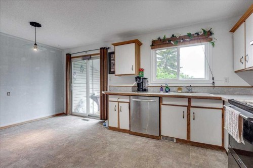 38 Heritage Drive, Lacombe, AB 