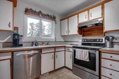 38 Heritage Drive, Lacombe, AB 