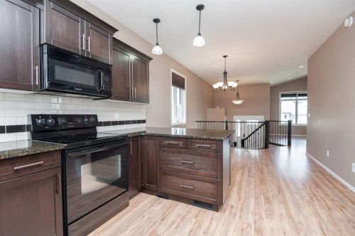 104 Almond Crescent, Blackfalds, AB - Indoor Photo Showing Kitchen
