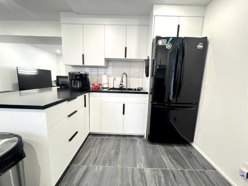560 Northmount Drive Nw, Calgary, AB - Indoor Photo Showing Kitchen