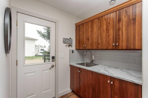4504 45 Avenue, Lacombe, AB - Indoor