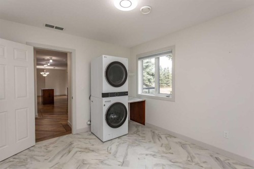 4504 45 Avenue, Lacombe, AB - Indoor Photo Showing Laundry Room
