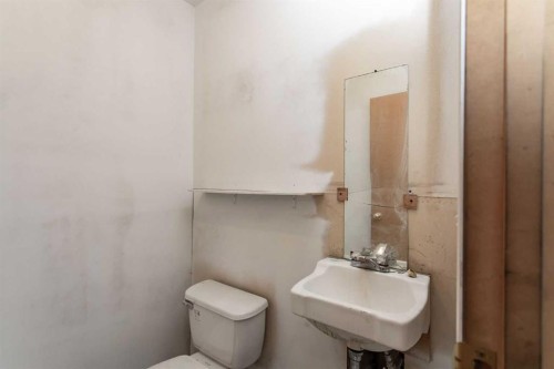 4504 45 Avenue, Lacombe, AB - Indoor Photo Showing Bathroom