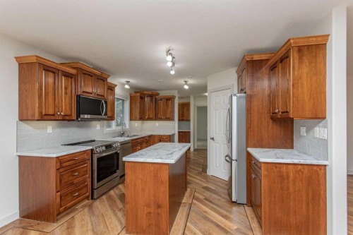 4504 45 Avenue, Lacombe, AB - Indoor Photo Showing Kitchen