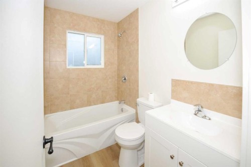 4201 50 Avenue, Camrose, AB - Indoor Photo Showing Bathroom
