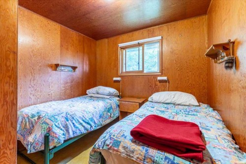60 Beach Avenue, Itaska Beach, AB - Indoor Photo Showing Bedroom