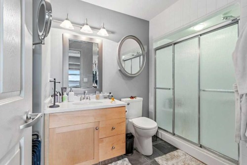 401-5100 Lakeshore Drive, Sylvan Lake, AB - Indoor Photo Showing Bathroom