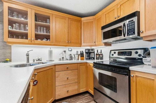 401-5100 Lakeshore Drive, Sylvan Lake, AB - Indoor Photo Showing Kitchen With Double Sink