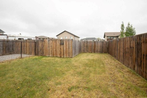 658 Red Oak Close, Springbrook, AB 