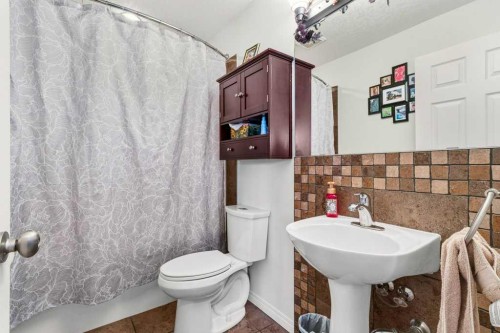 38 Lucky Place, Sylvan Lake, AB - Indoor Photo Showing Bathroom