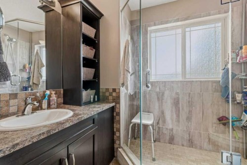 38 Lucky Place, Sylvan Lake, AB - Indoor Photo Showing Bathroom
