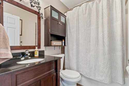 38 Lucky Place, Sylvan Lake, AB - Indoor Photo Showing Bathroom